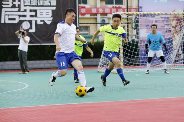 五大联赛本赛季最佳阵容 莱万搭档萨拉赫冲锋陷阵