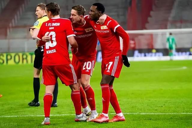 官方：国米与28岁邓弗里斯续约至2028年6月